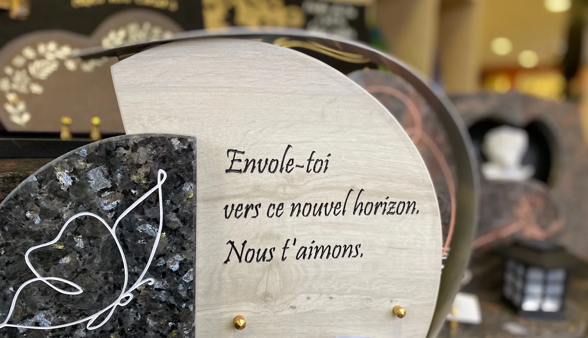 Plaque funéraire moderne ornée d'un motif de papillon et gravée d'un message du souvenir