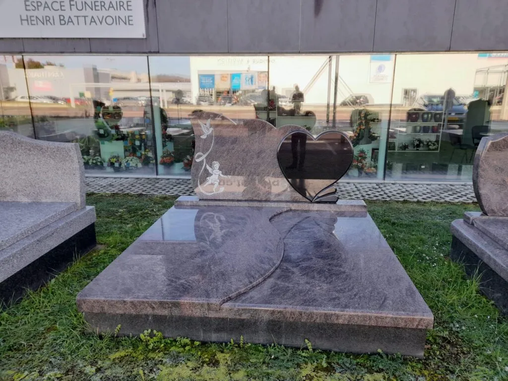 Monument cinéraire moderne en granit rose avec stèle sculptée en cœur